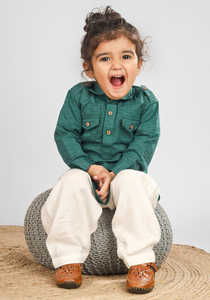 Niño con kurta azul claro, atuendo tradicional con botones de madera, ropa étnica elegante, detalle de retrato. - Product Image 3