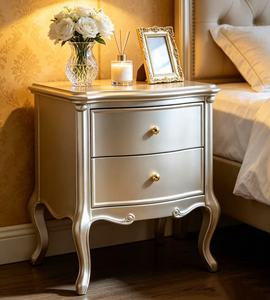 Table de chevet de luxe en bois massif couleur or champagne, avec 2 tiroirs incurvés, boutons en laiton ronds et pieds cabriolés, pour chambre à coucher - Product Image 6