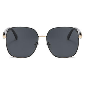 Lunettes de soleil polarisées carrées Ks-3889 pour femmes, monture noire, verres TAC, protection UV400, monture en plastique et métal, utilisation en extérieur - Product Image 5