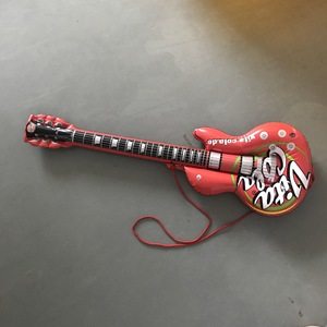 Guitarra inflable Vita Cola de PVC, instrumento musical para diversión en fiestas en la piscina - Product Image 2