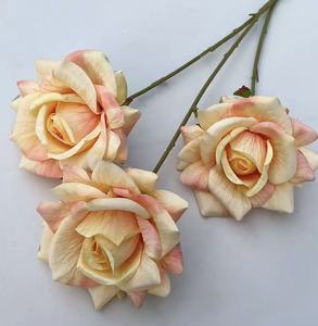 Tout nouveau design réaliste de rose en soie artificielle à 3 têtes fait à la main avec des veines pour le décor de la Saint-Valentin de mariage pour les paramètres de l'hôtel - Product Image 5
