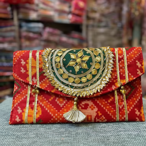 Pochette indienne imprimée Patola faite à la main avec broderie Butti lourde Doublure en coton à la mode Sac à main pour femme pour faveurs de mariage - Product Image 1