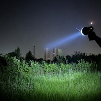 Linterna LED de Mano Compacta de 20W, Resistente al Agua IP66, Recargable, 2000LM, USB-C, Haz de Luz Largo de 1200m, para Caza y Actividades al Aire Libre