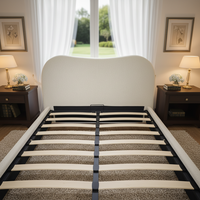 Tête de lit ondulée de style transitionnel, lit en tissu bouclé blanc, cadre de lit en tissu Teddy pour chambre à coucher