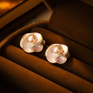 Boucles d'oreilles clous tendance Manta Rose au design avancé pour femmes, émail camélia, perle, aiguille en argent S925, plaqué or, zircon, cadeau - Product Image 3