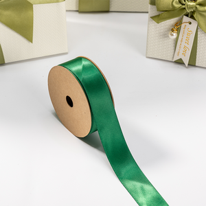 <span class=keywords><strong>Cinta</strong></span> de <span class=keywords><strong>Raso</strong></span> Brillante de Poliéster al por Mayor, Rollo de 38 mm (1.5 Pulgadas), Personalizable, 50 Yardas, 196 Colores, <span class=keywords><strong>Verde</strong></span> Oscuro para Rosas Eternas - Product Image 5