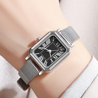 Montre élégante pour étudiante à cadran rectangulaire rétro, montre à quartz pour femme haut de gamme avec bracelet en maille d'alliage, vente en gros disponible