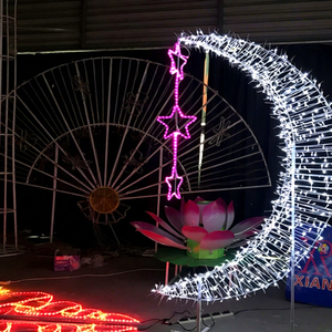 Lampes en forme de croissant de lune superposées transforment les places de festivals en attractions photographiques de Noël inoubliables pour les familles et les visiteurs - Product Image 1