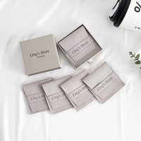 Boîte d'emballage pour bijoux en carton gris avec tiroir coulissant, logo personnalisé, insert en microfibre et pochette enveloppe pour collier et bague