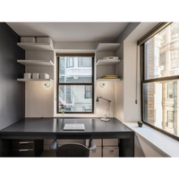 Fenêtre à double battant sur mesure en grille noire avec cadre blanc pour projet de construction de villa moderne de style farmhouse