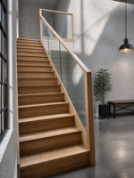 Escalier en bois moderne pour villa, duplex, intérieur de maison, garde-corps en verre, escalier droit, marches en bois, design d'escalier résidentiel