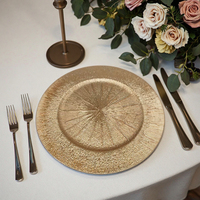 Assiette de présentation élégante en plastique doré brillant à motif végétal de 13 pouces pour la décoration de mariages et de dîners de luxe