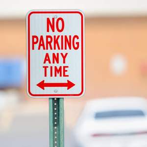 Señal de <span class=keywords><strong>Zona</strong></span> de Estacionamiento Prohibido con Flecha - Señal de Aluminio de Prohibición de Estacionamiento en Cualquier Momento - Product Image 6