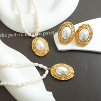 Parure de bijoux tendance en acier inoxydable et or 18 carats avec collier texturé géométrique et boucles d'oreilles en perles ovales pour femme – Idéal pour offrir