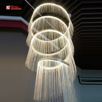 Lustre LED de luxe en aluminium à bande spirale et perles de cristal pour décoration centrale de banquets, hôtels et restaurants