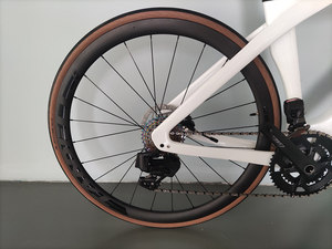 Nouveau cadre de vélo de route en fibre de carbone 2024, 22 vitesses, roues 700C, freins à disque hydrauliques, rayons en acier inoxydable, couleur personnalisable - Product Image 6