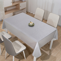 Nappe rectangulaire en PVC brillant couleur or champagne RNPT, imperméable, résistante à l'huile et aux taches, idéale pour les salons professionnels.