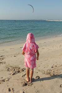 Tenue d'été joyeuse pour filles conçue avec des éléments décoratifs en utilisant un tissu en coton doux pour offrir un confort respirant - Product Image 2