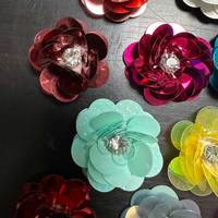 Robe à fleurs en PVC à paillettes pliées à la main de 4cm 3D et décor de chapeaux de chaussures de mariage avec un design élégant à paillettes