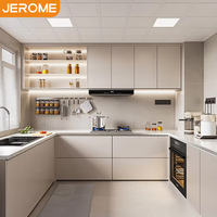 Ensemble d'armoires de cuisine murales modernes et personnalisées avec grand espace de rangement, îlot de salle à manger et panneau en verre cristallisé