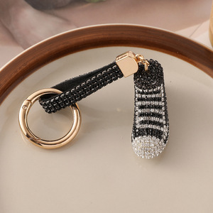 LLavero con abalorio de zapatilla de deporte con diamantes de imitación, cadena con incrustaciones de cristal, bolso de lona para mujer, llavero colgante de regalo de recuerdo - Product Image 4