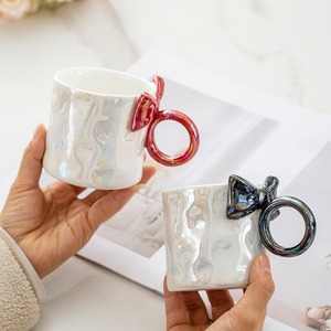 Taza de Cerámica de Diseño Moderno de 360 ml con Acabado Perlado y Asa con Lazo 3D - Product Image 3