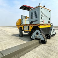 Machine de formage continu pour bordures et caniveaux en béton, pour projets routiers et autoroutiers
