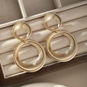 Pendientes de Aro Grandes de Metal Geométrico Chapados en Oro con Rayas Exageradas de Doble Capa Estilo Punk para Mujer - Product Image 1