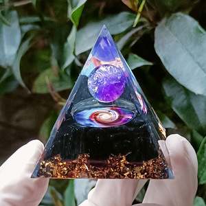 Pyramide en résine époxy avec galets de cristal et sphère d'améthyste, ornement de bureau, décoration d'aquarium à vortex, cadeau - Product Image 2