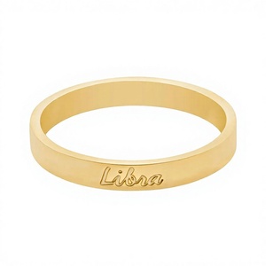 Bague Zodiaque en Acier Inoxydable Plaqué Or 18K avec Nom Gravé en Italique – Bague Empilable pour Femme, Idéal Cadeau - Product Image 3