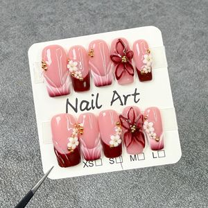 Faux ongles à presser bordeaux foncé ombré, motif floral 3D en organza, perles métalliques, longueur moyenne, forme carrée, base nude transparente, nail art romantique - Product Image 2