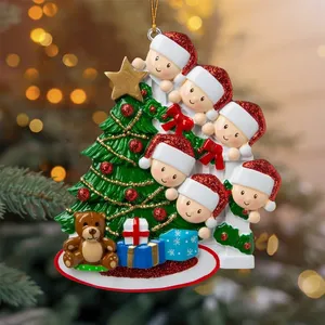 Personalisierter Weihnachtsanhänger mit Familiennamen aus Harz, Weihnachtsmann-Familie, Hängedekoration für den Weihnachtsbaum - Product Image 1