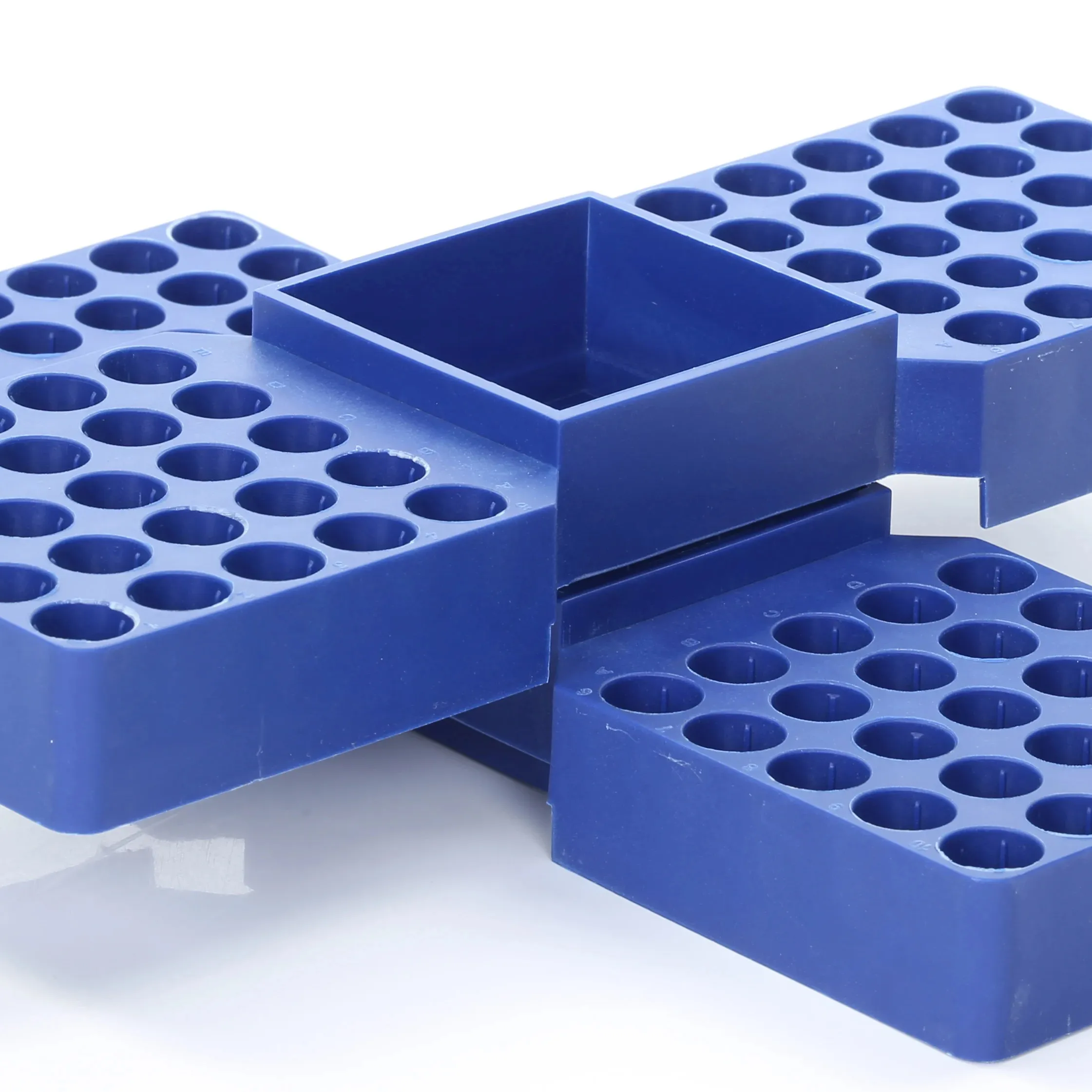 Estante para viales azul innovador para uso en laboratorio con compartimento de almacenamiento de 5*10 agujeros que se puede apilar vertical o paralelo