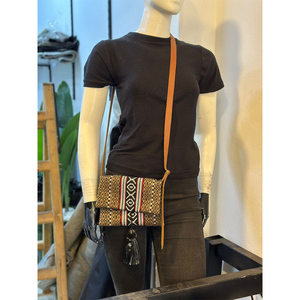 Sac bandoulière authentique moderne et simple en toile brodée marocaine avec deux sangles, fermeture à rabat à pompons, durable et écologique - Product Image 2