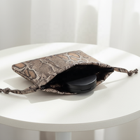 Sacs à cordon imprimés léopard recyclables Wild-Chic |   Pochette de luxe en peau de python pour cadeaux de fêtes |   Tendance : Impression sur écran