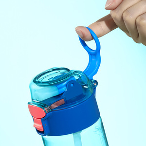 Botella de agua portátil Tomic de 700 ml con pajita abatible para uso en deportes al aire libre y viajes - Product Image 3