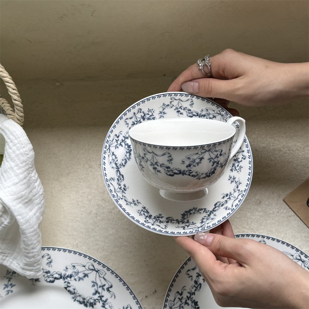 ถ้วยและจานรอง