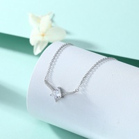 Sun Star Joyería de Moda, Colgante de Plata de Ley 925 con Cadena de Eslabones y Zirconia de Corte Triangular con Engaste de Puntas, Bañado en Rodio, de Moda