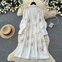 Ensemble robe chemise à manches longues et col à revers brodé floral avec superposition en maille, style navetteur pour femme, collection automne 2026