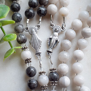   Conjunto de Rosário com Medalha Crucifixo e Contas de Pedra para Noivos, Presente para Casamento Católico - Product Image 5