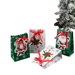 Sac en papier de Noël personnalisé pour bonbons de fête, sac cadeau en papier plat avec poignée, joli sac en papier avec nœud - Product Image 1