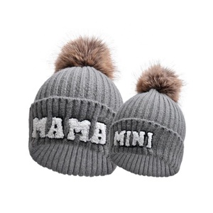 Mode Winter Effen Kleur Verdikte Mama <span class=keywords><strong>Mini</strong></span> Letter Patches Gebreide Muts Voor Mama En Me Pompom Wollen Muts Set - Product Image 5