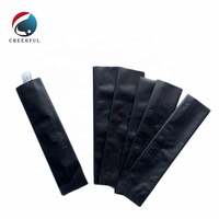 Barre protéinée noire mate, barre énergétique au chocolat, emballage en sachet, emballage en plastique, sacs en forme de coussin