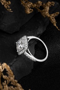 แหวนเพชรทรงคุชชั่น 3.0 กะรัต เพชรเลี้ยงในห้องปฏิบัติการ ทองคำขาวแท้ 14K แบบสั่งทำพิเศษ |   เพชรทรงคุชชั่นที่สร้างในห้องปฏิบัติการ ได้รับการรับรองจาก IGI สำหรับงานแต่งงาน - Product Image 3