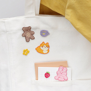 Parche de tela bordado personalizado de fábrica 2021 con diseño de oso de peluche de dibujos animados y flor de margarita para decoración de ropa y bufandas - Product Image 3