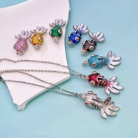 Breloque Poisson Rouge Émaillé Coloré Plaqué Or 18K, Pendentif Poisson Porte-Bonheur, Accessoire de Bijouterie Mignon pour Collier, Bracelet, Bricolage