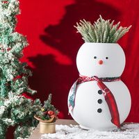 Vase de Noël en fibre de verre en forme de bonhomme de neige blanc avec visage peint pour la décoration festive des fêtes