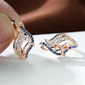Pendientes E2826 Azul Marino y Oro Rosa, Forma de Alas, Diamantes Redondos de Corte Brillante, Engaste en Canal, para Mujer, Uso Diario Romántico - Product Image 1