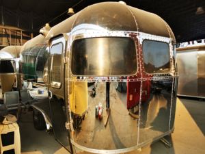 Mini caravana estándar estadounidense, moderna, móvil, todoterreno, para familias, con espacio para dormir cómodamente. - Product Image 4