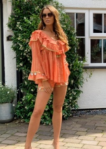 Belle or Lurex Sequin manches longues à volants et décolleté femmes ensemble femmes coton perle embelli col en V haut et short - Product Image 2